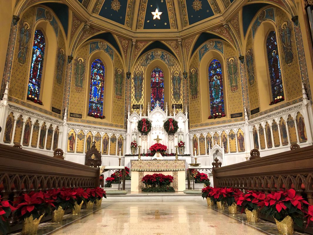 2018-12-watertown-trinity-chancel-decorated-for-christmas